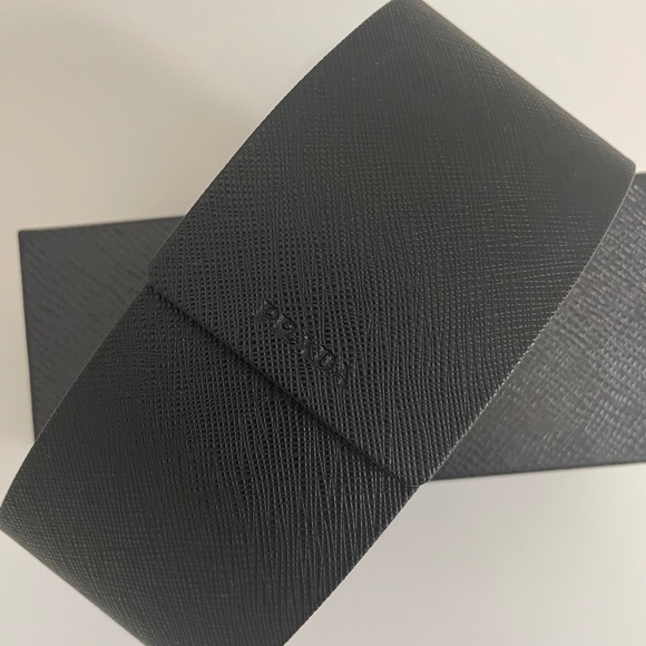 Prada sunglassss - Picture 5 of 6